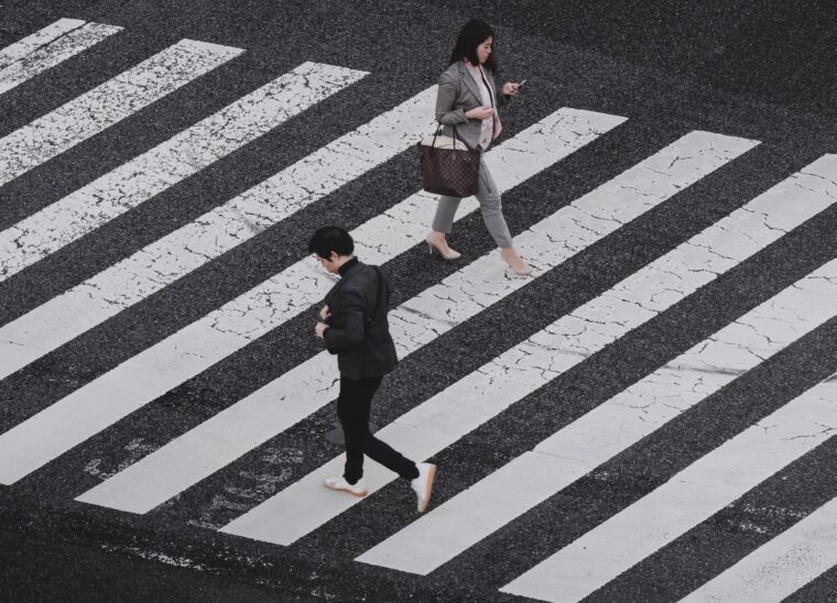 横断歩道ですれ違う2人