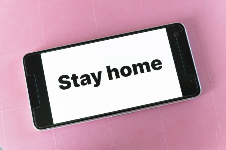 スマホにstay homeの文字