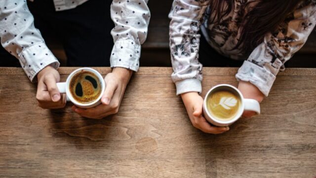 コーヒーを飲む男女