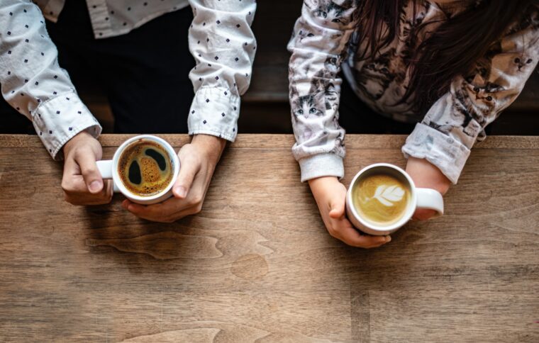 コーヒーを飲む男女