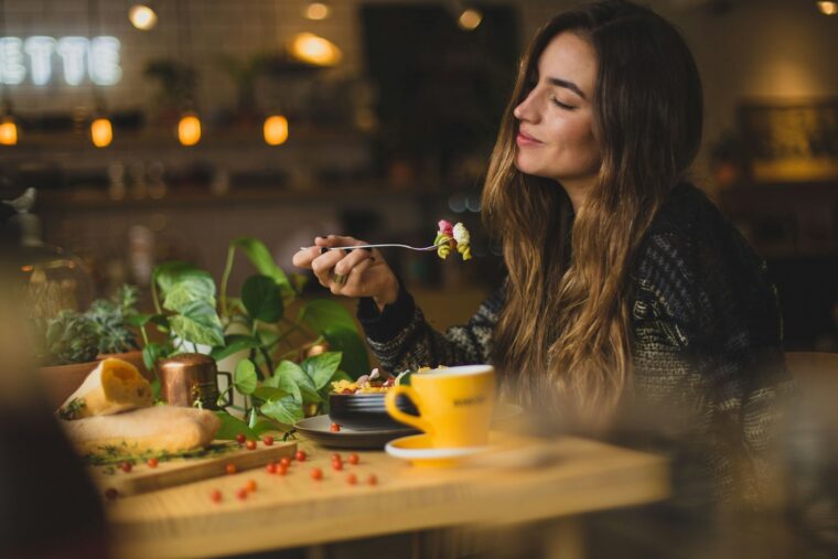 食事をする女性